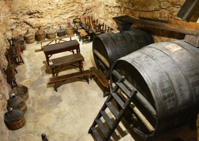 Cantina con botti visitabile durante il wine tour a Matera