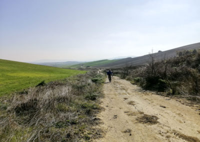 In bici nei pressi della diga di San Giuliano