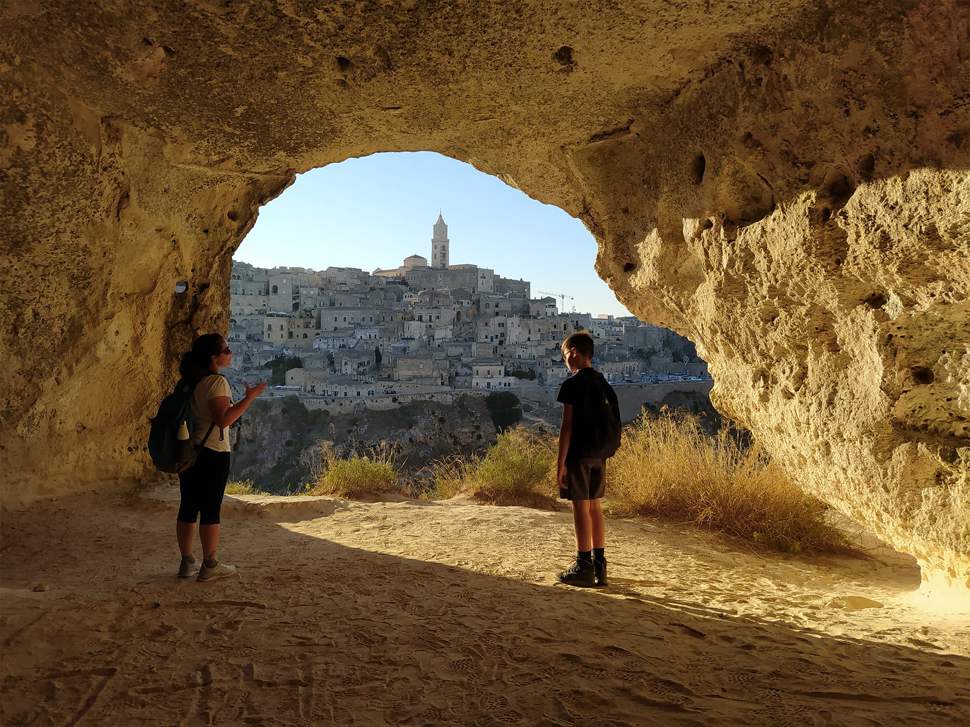 sassi-di-matera-visti-dalla-murgia Due turisti fotografano Matera da Murgia Timone